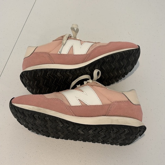 New Balance 237 V1 sneaker Women's Blush and White suede runners size 8.5 - Picture 10 of 12